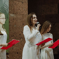 Ирина Борисова автор фестиваля в команде ведущих Елизаветы Касьяновой и Владиславы Хмель на открытии  первого регионального детско-юношеского кинофестиваля "Камера.Мотор".
Фотограф Елена Волче.
